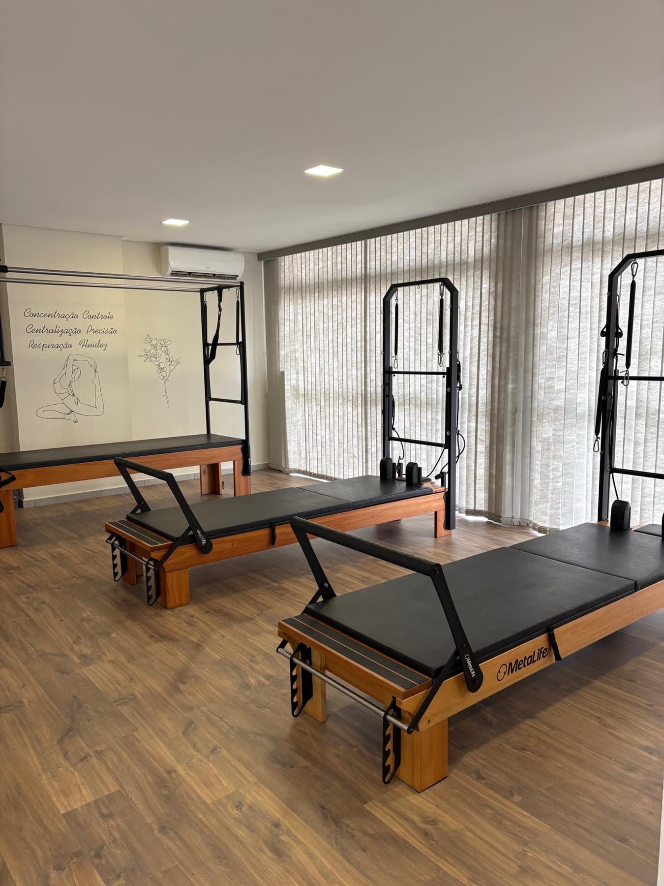 Salão de Pilates do Espaço Viver Mais com aparelhos reformer